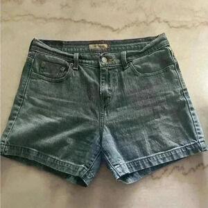 Levi’s 515 light wash shorts. Light wash women’s size 6.